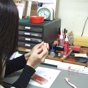 判子屋吉川店・印鑑できるまで 仕上彫り
